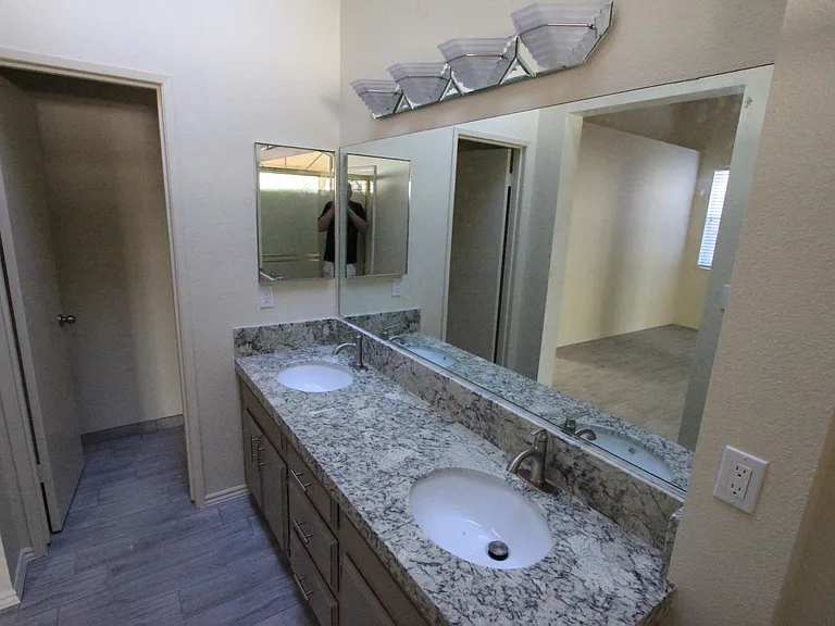 1104 Sand Creek Dr — Photo 6