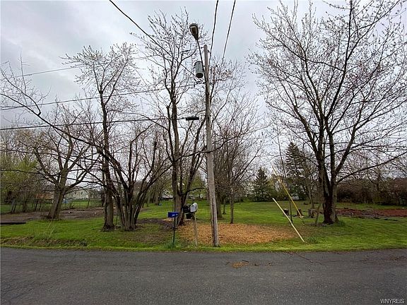 4th image of Iroquois Ave #25-26