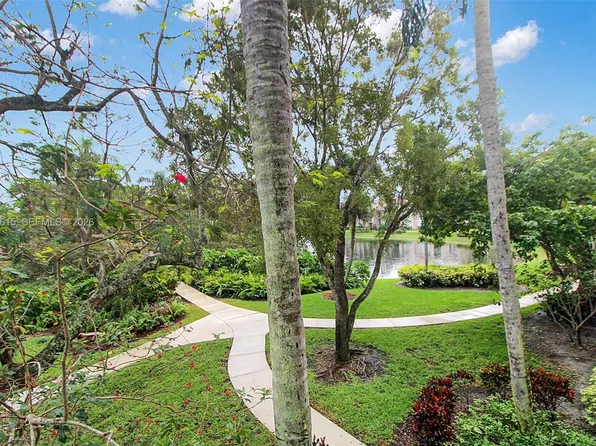 12136 Saint Andrews Pl APT 204, Hollywood, FL 33025