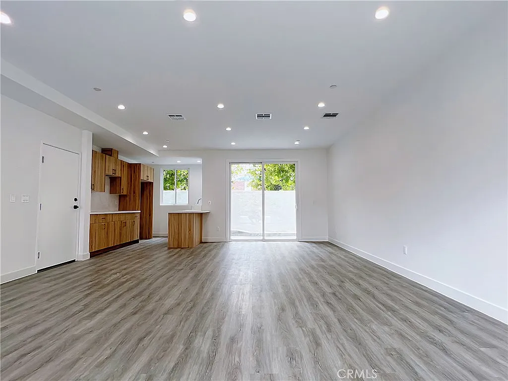 3 bed, 2.5 bath, 1520 sqft, $4,000 — Photo 2