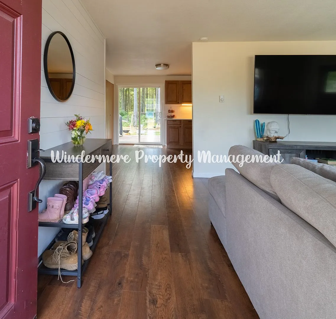 Bright and cheery 3 bed rambler on large fully fenced lot — Photo 2