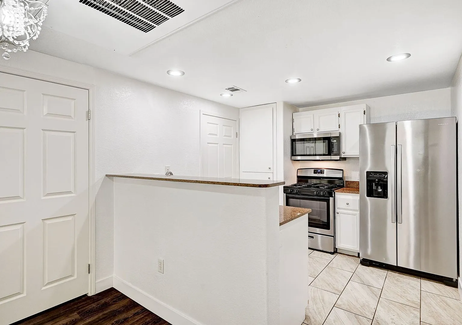 Adorable One Bedroom Walking Distance to Lone Mountain! — Photo 4
