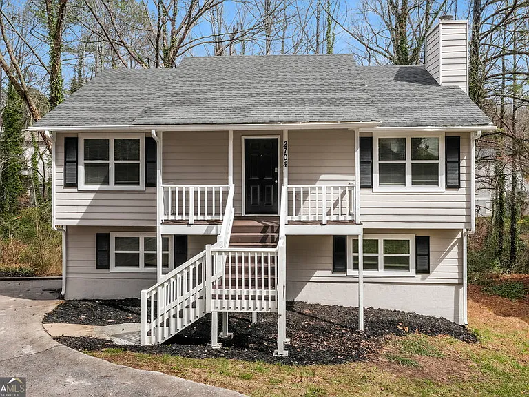 2704 Laurel View Dr — Photo 1