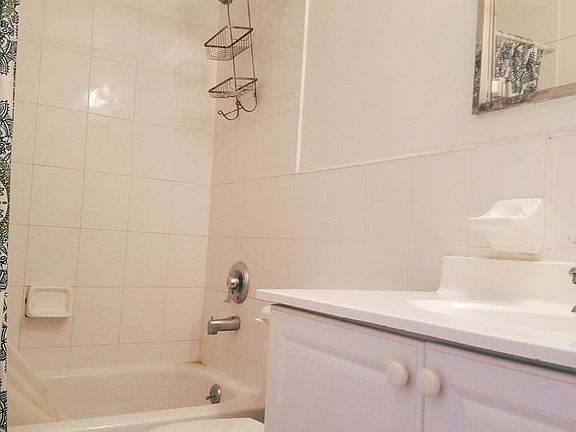 4th image of 3016 33rd St APT 3R