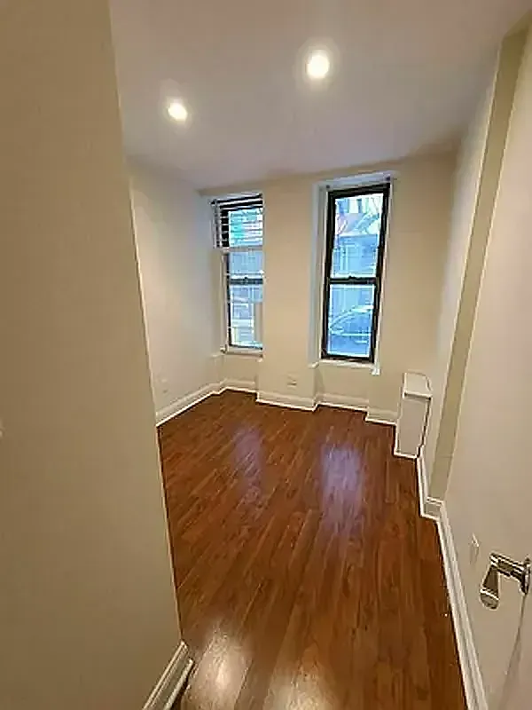 347 West 16th Street — Photo 4