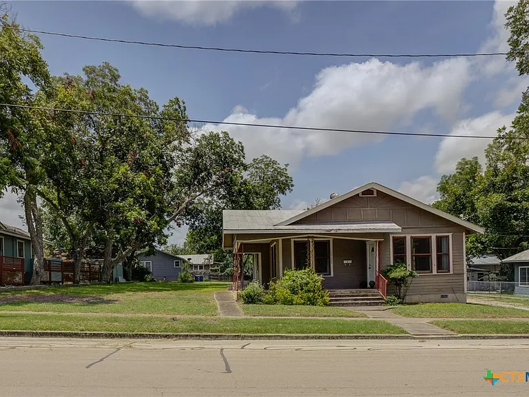 262 Clemens Ave — Photo 2