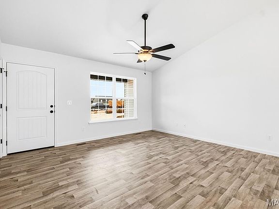 5th image of 1016 Samwise St
