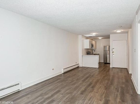 3rd image of 1356 N Dearborn St #506
