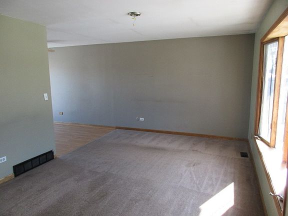 2nd image of 935 E Broadway Ave