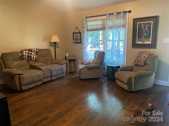 3rd image of 134 Poplar Leaf Ln