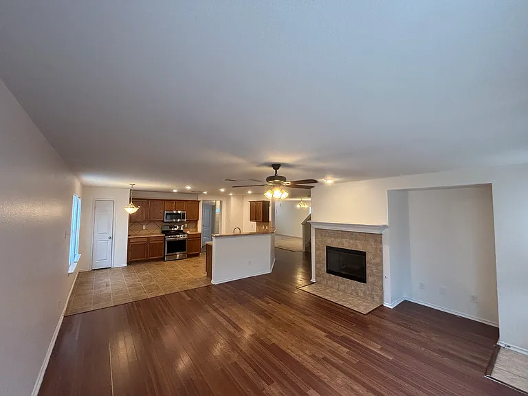 1327 Falcon Holw — Photo 2