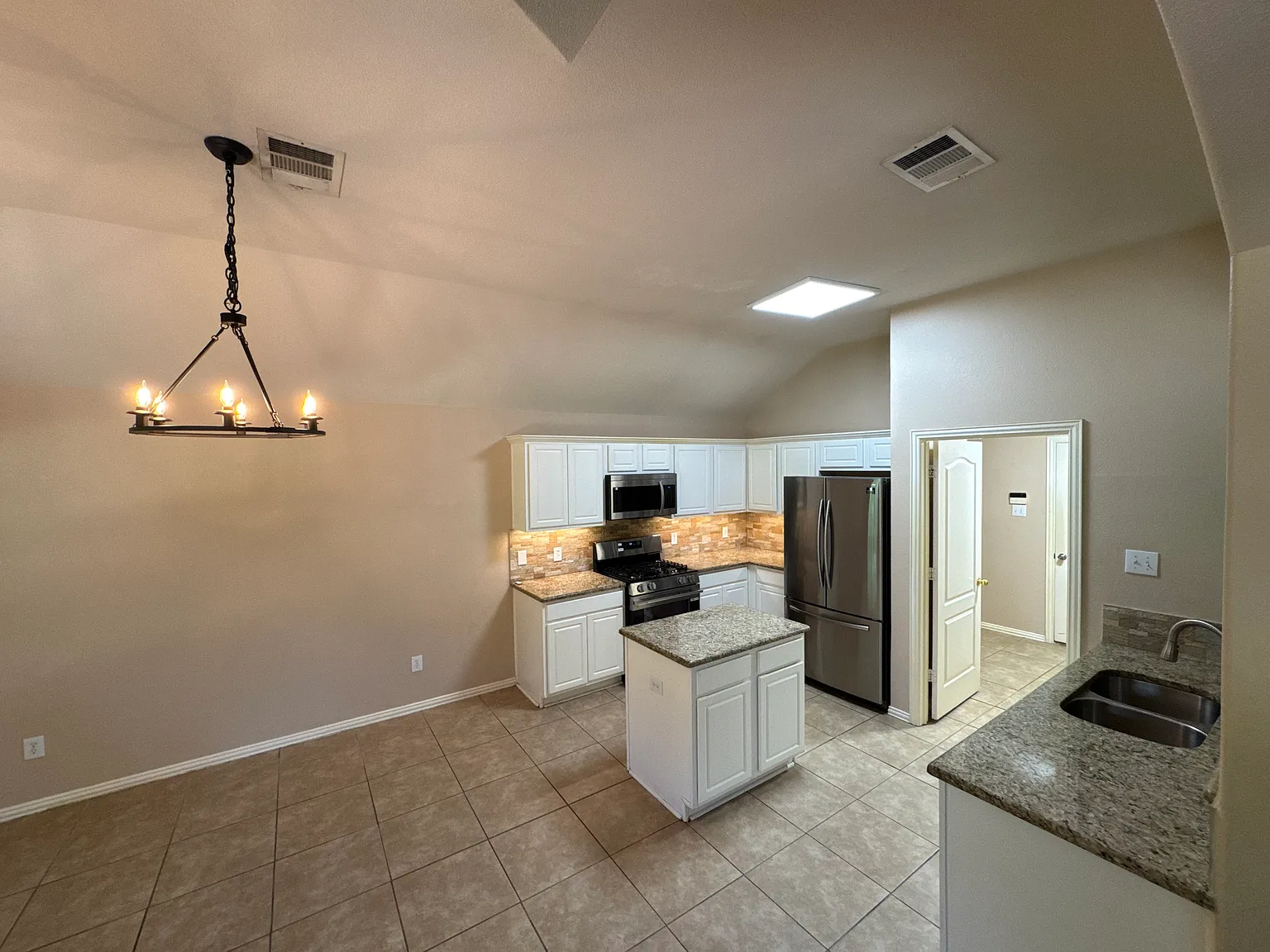 4 bed, 1986 sqft, $2,495 — Photo 3