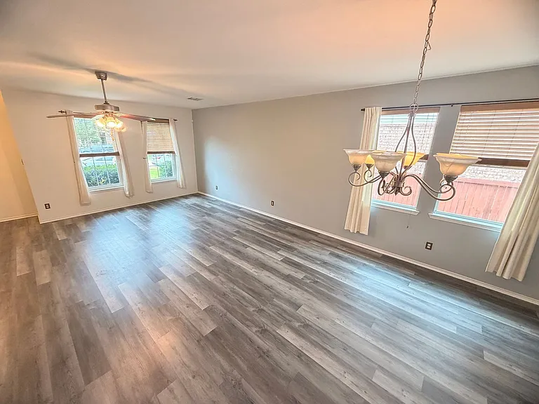2905 Hudson Xing — Photo 5