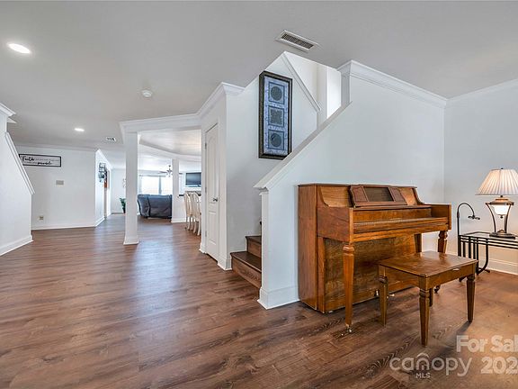 5th image of 321 Zander Woods Ct
