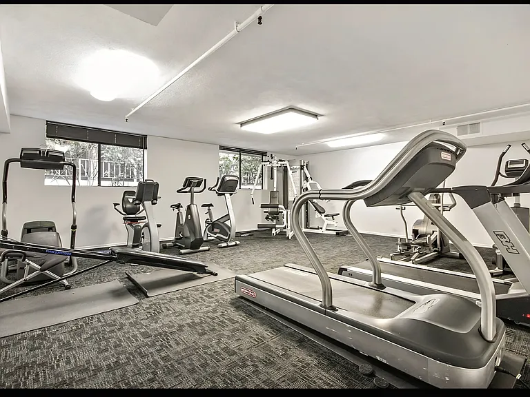 Encino Majestic — Photo 27