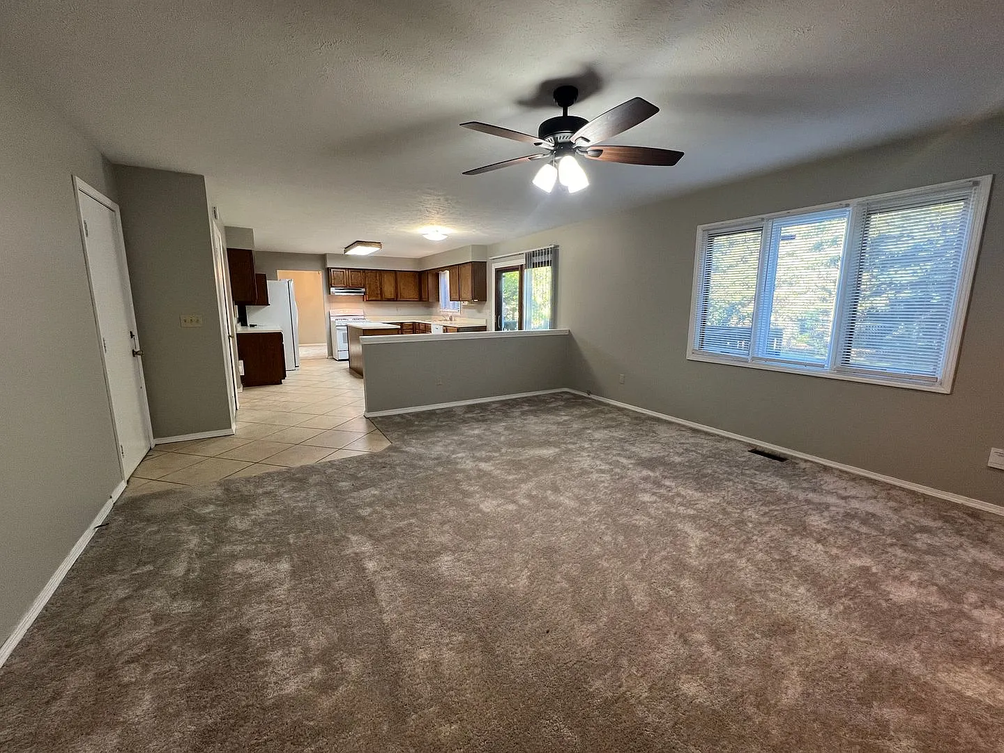 Exceptional 4 Bedroom Home in East Bloomington — Photo 4