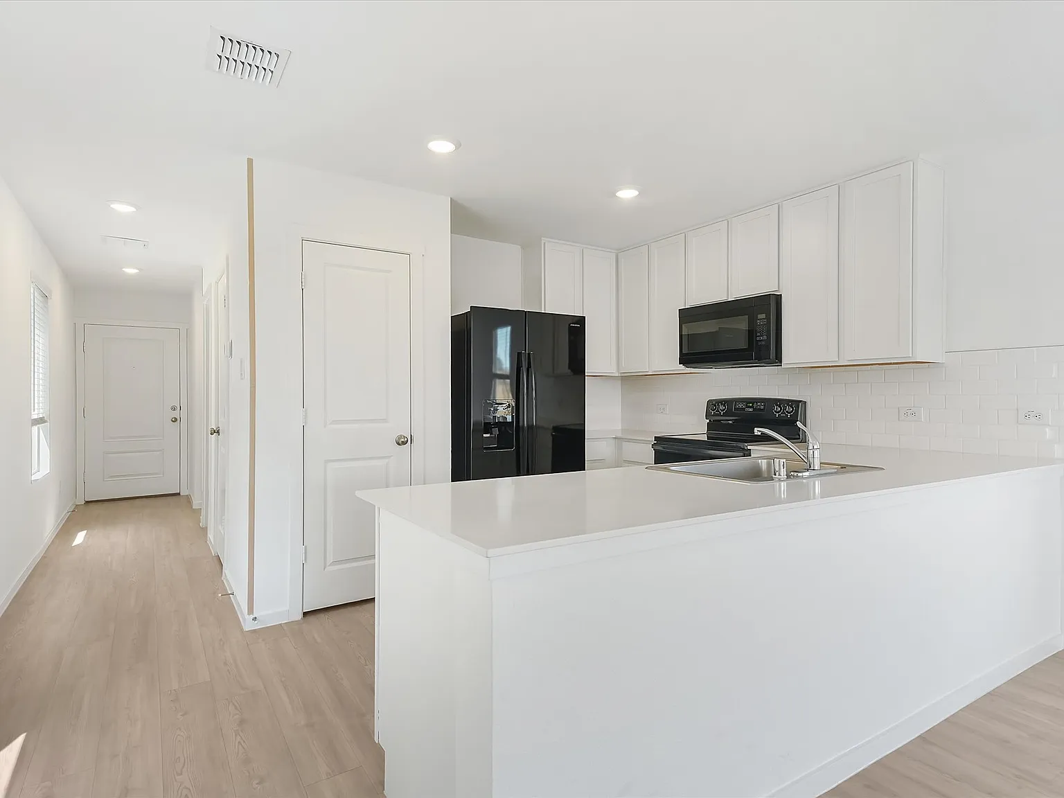 3 bed, 2.5 bath, 1374 sqft, $1,850 — Photo 4