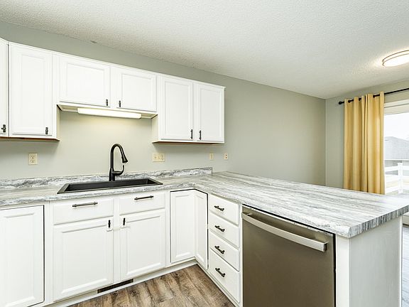 5th image of 712 Memorial Dr