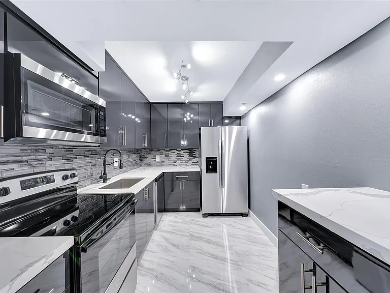 1100 Saint Charles Pl #708 — Photo 4
