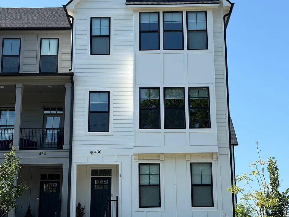 430 W Smoky Row