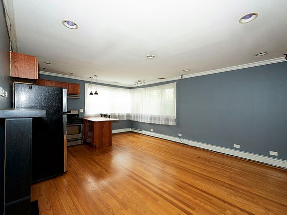 5th image of 2400 W Balmoral Ave APT 3B