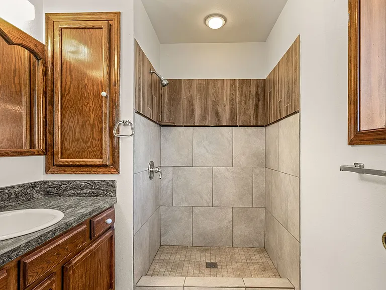 3605 NE 49th St — Photo 24