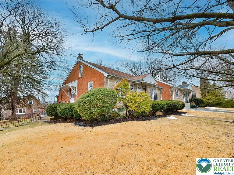 336 E Market St — Photo 23