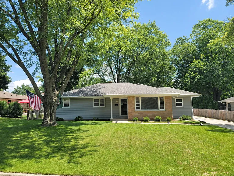 W170N8758 Edgewood Pl — Photo 25