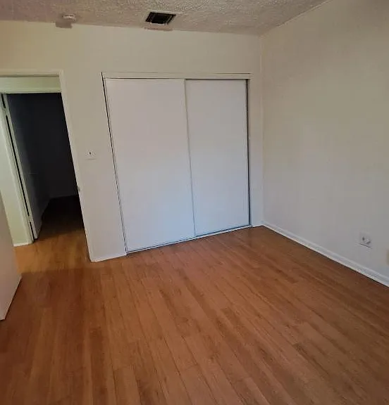 17501 Victory Blvd — Photo 10