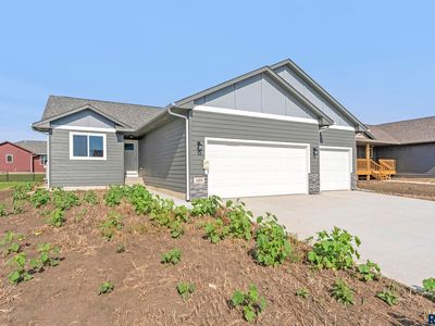 809 N Main St, Lennox, SD, 57039