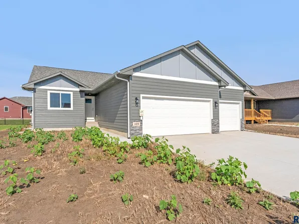 809 N Main St, Lennox, SD 57039