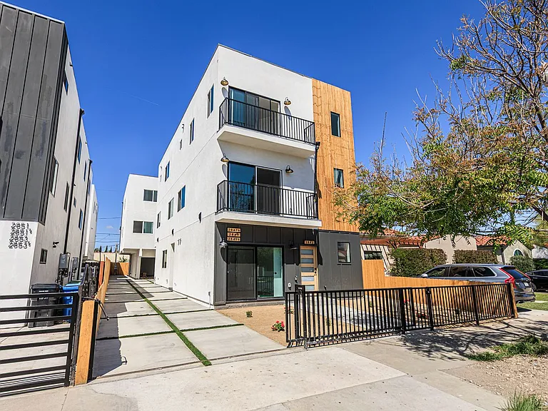 2847 S. Victoria Ave — Photo 2