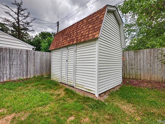 4th image of 310 Tamarac Dr
