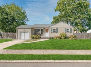 35 Oakrest Ln, Babylon, NY 11702