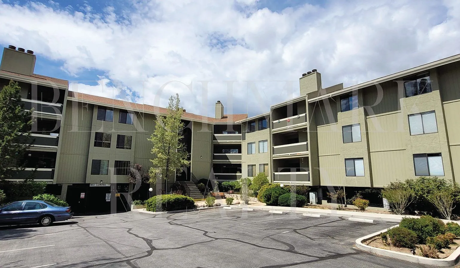 Beautifully remodeled huge 2 bedroom 2 bath with large balcony on the river! — Photo 1