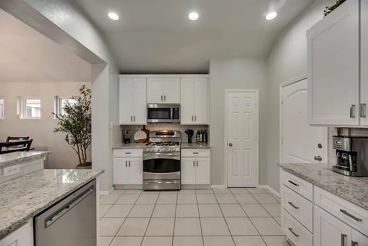 1548 Lakeside Dr — Photo 5