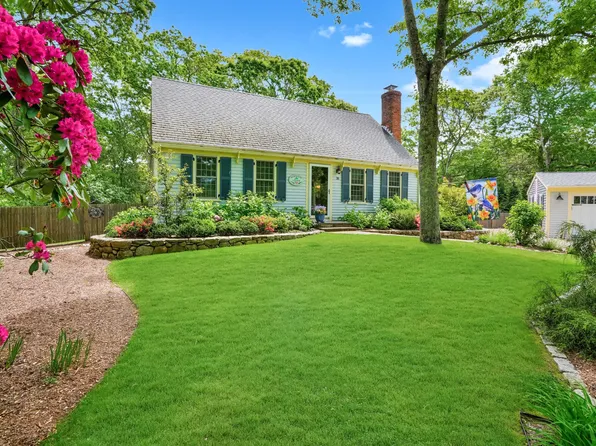 38 School House Village Rd, Vineyard Haven, MA 02568