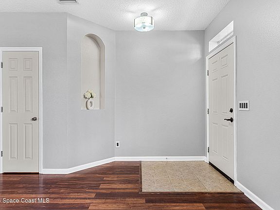 3rd image of 322 Cressa Cir