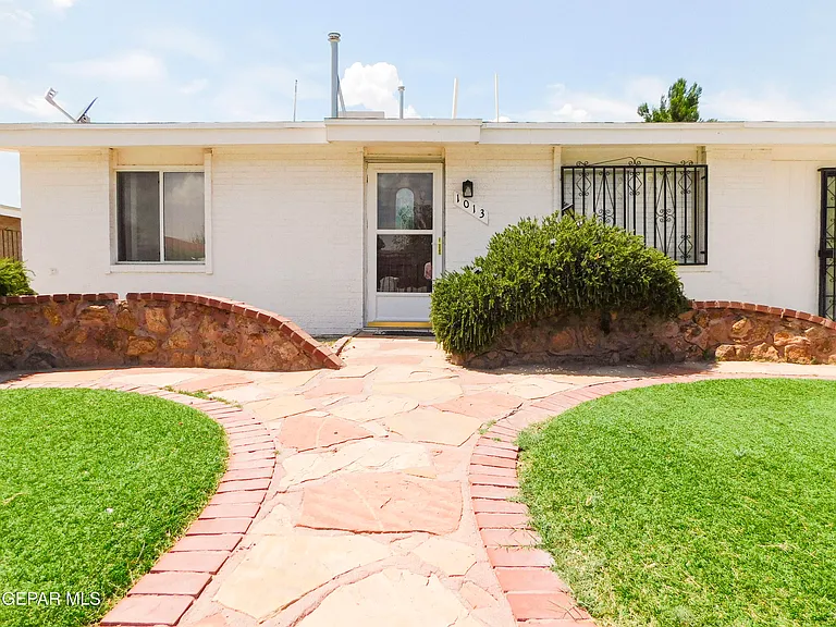 1013 Le Barron Rd — Photo 1