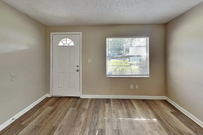 3 bed, 2.0 bath, 1247 sqft, $1,345 — Photo 3