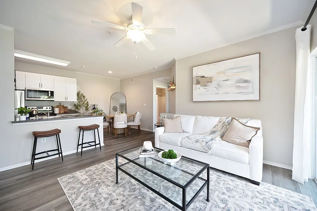Eagle Glen Apartments — Photo 1