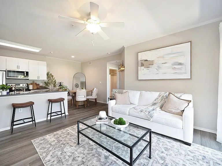 Eagle Glen Apartments — Photo 1