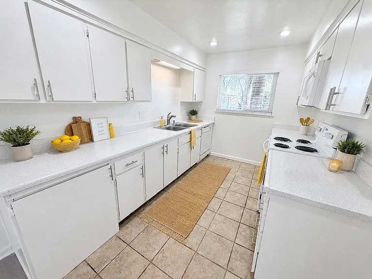 Beautiful Kitchen (staged)