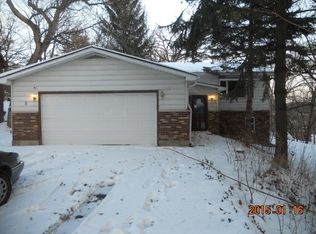 5 Hickory Rd, Oakwood Hills, IL 60013