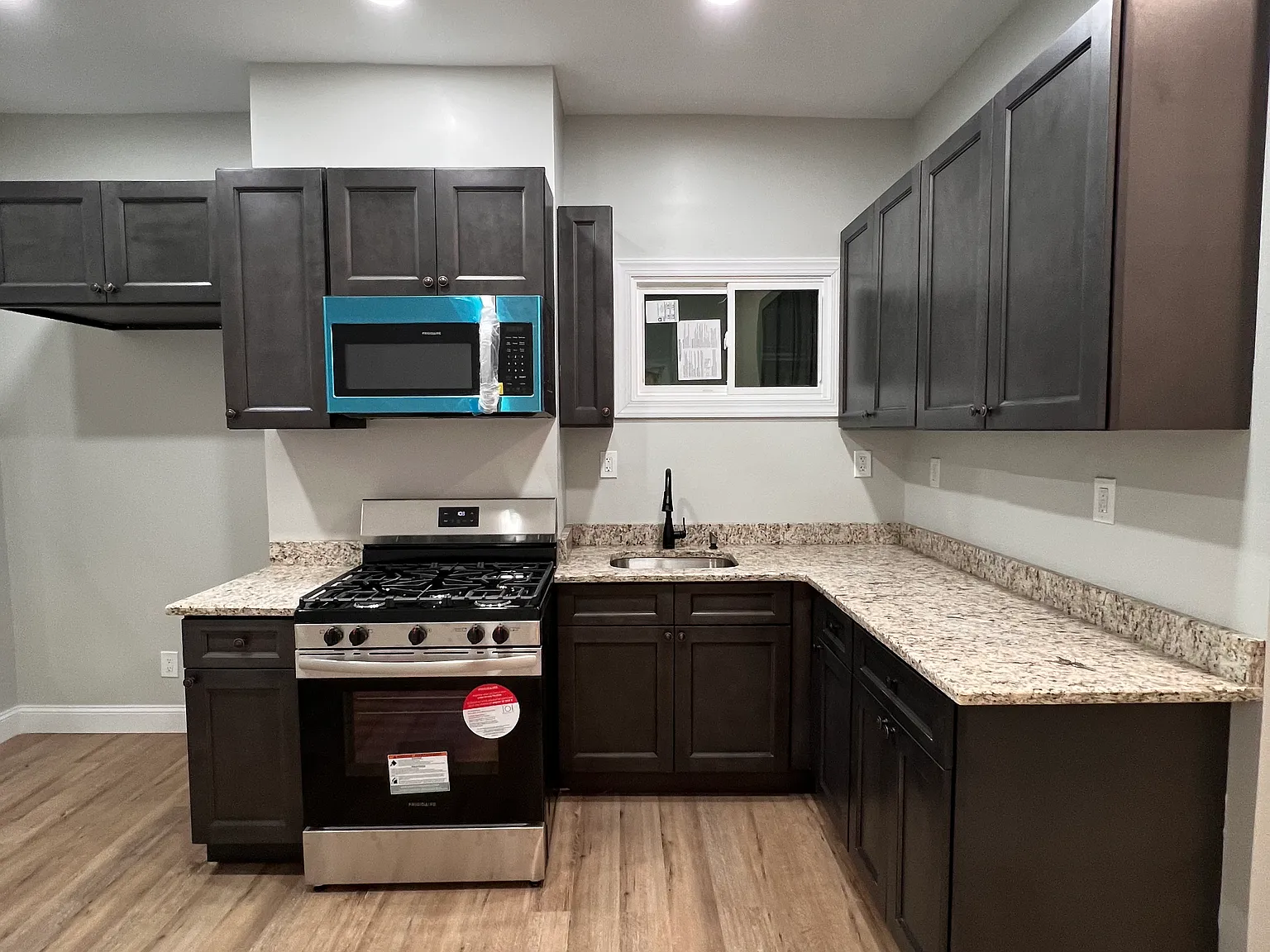 3 bed, 1050 sqft, $2,200 — Photo 2