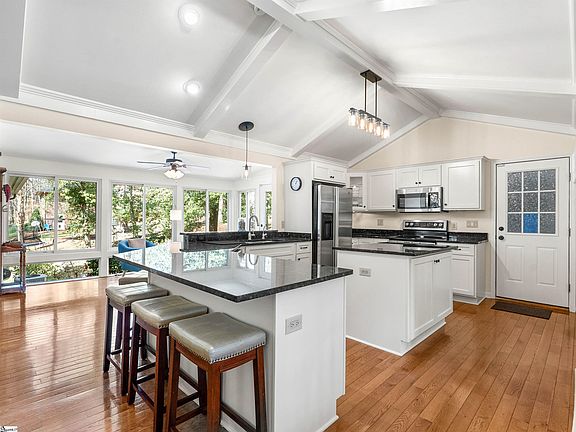 3rd image of 208 Overcreek Rd