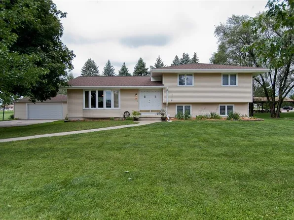 730 Kainz Dr, Hiawatha, IA 52233