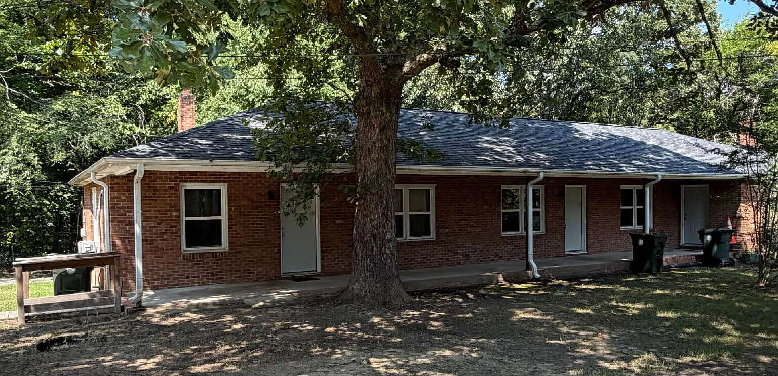 2 bed, 1.0 bath, 755 sqft, $900 — Photo 1