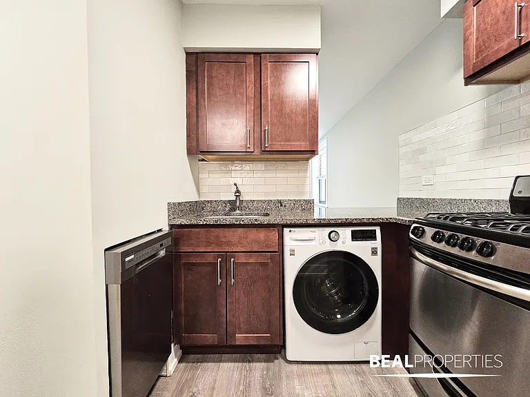 445 W Barry — Photo 35