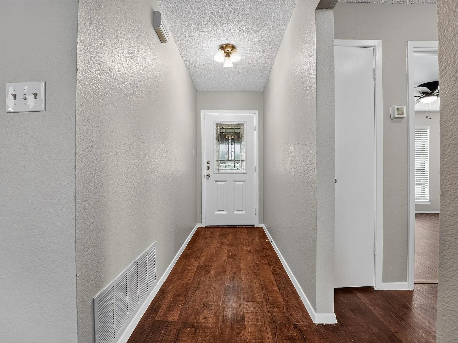 3 bed, 2.0 bath, 1371 sqft, $1,900 — Photo 3